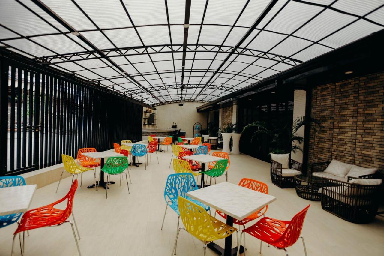 Halfway House Hostel Mactan Cebu Airport Lapu-Lapu City Exterior foto
